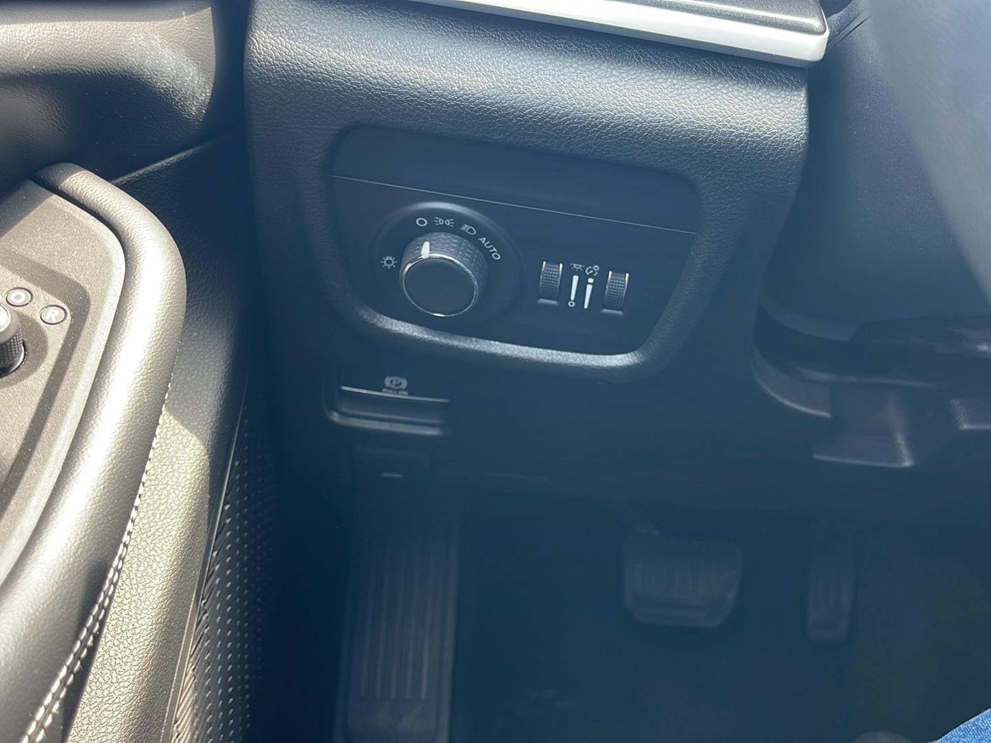 Used 2023 Jeep Grand Cherokee Laredo AWD/4WD image 18