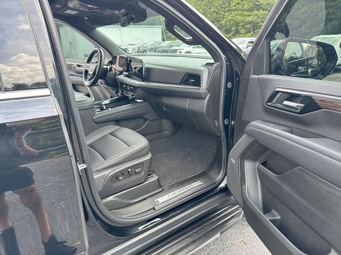 Used 2025 Chevrolet Suburban LT w/ Comfort Package RWD image 32