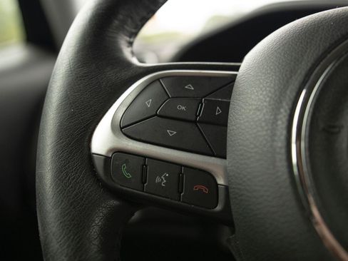 Used 2019 Jeep Renegade Latitude w/ Safety & Security Group II AWD/4WD image 6