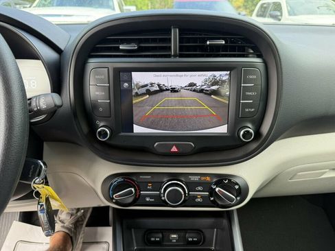 Used 2025 Kia Soul LX w/ LX Technology Package FWD image 6