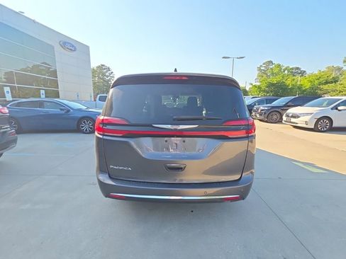 Used 2023 Chrysler Pacifica Touring-L FWD image 7