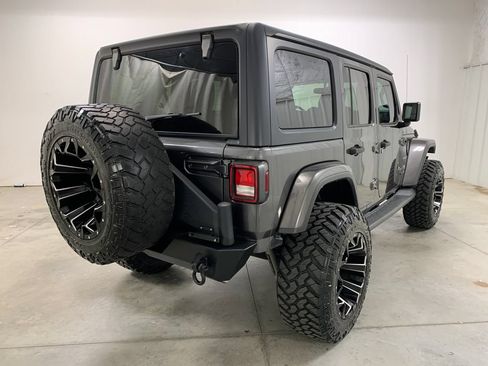 Used 2019 Jeep Wrangler Unlimited Sahara w/ Cold Weather Group AWD/4WD image 25