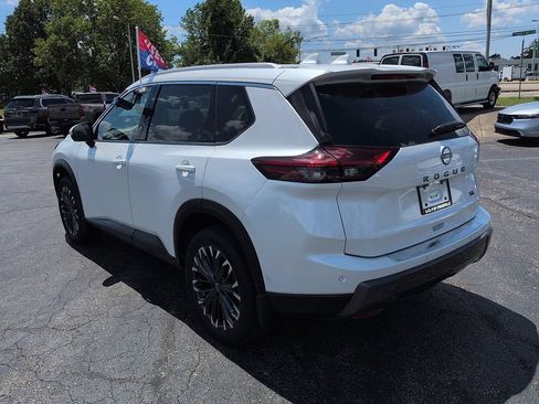 Used 2025 Nissan Rogue SL w/ Tech Package FWD image 5