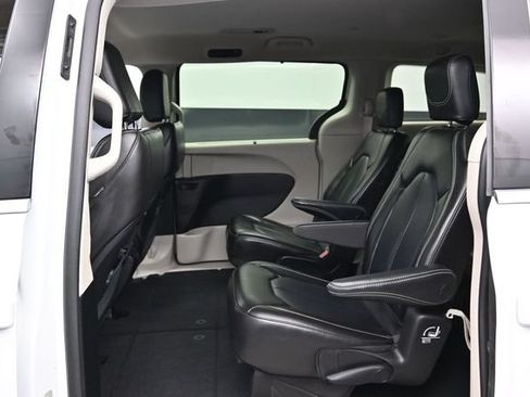 Certified 2023 Chrysler Pacifica Touring-L FWD image 22