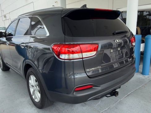 Used 2018 Kia Sorento FWD image 4