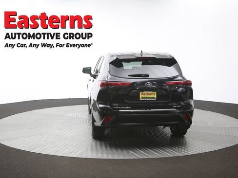 Used 2022 Toyota Highlander LE AWD/4WD image 39