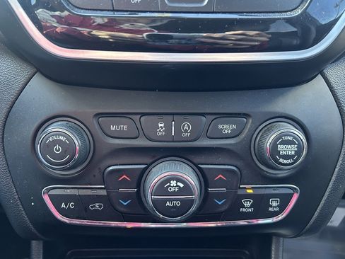 Used 2019 Jeep Cherokee Limited image 24