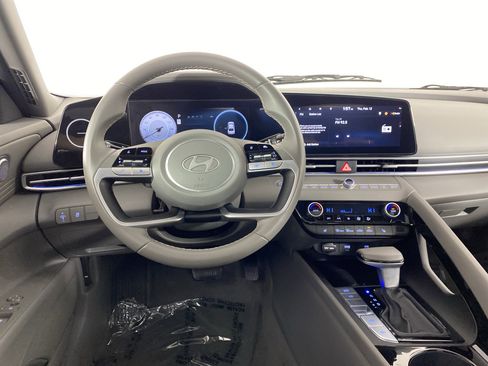 Used 2025 Hyundai Elantra SEL image 21