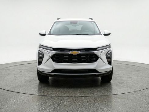 Used 2025 Chevrolet Trax LT w/ LT Convenience Package image 2