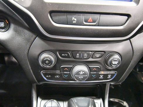 Used 2019 Jeep Cherokee Trailhawk w/ Cold Weather Group image 25