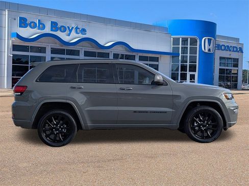 Used 2022 Jeep Grand Cherokee Laredo X image 2