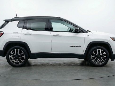 Used 2025 Jeep Compass Trailhawk image 11