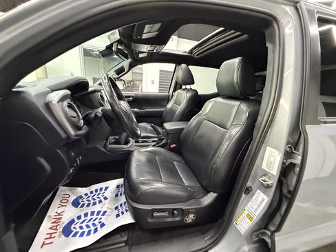 Used 2020 Toyota Tacoma SR5 AWD/4WD image 11
