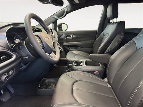 New 2026 Chrysler Pacifica Select image 7