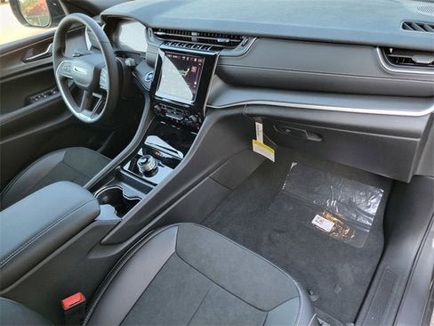 New 2025 Jeep Grand Cherokee Altitude image 24