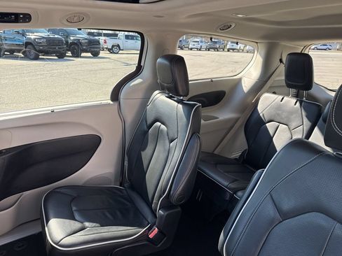 Used 2023 Chrysler Pacifica Limited FWD image 20