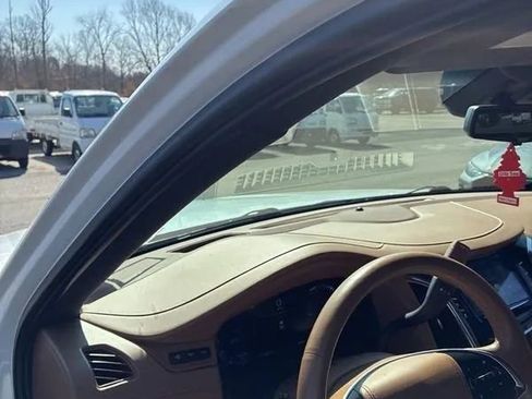 Used 2017 Cadillac Escalade Platinum AWD/4WD image 25