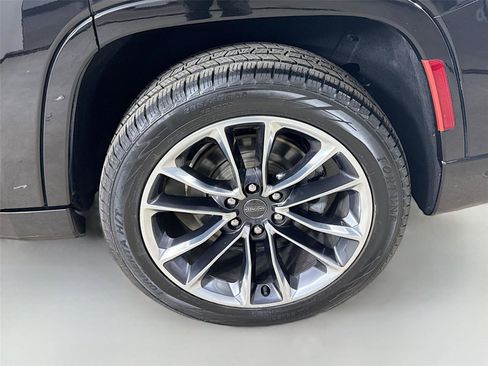 Used 2024 Jeep Wagoneer Series III w/ Premium Group I AWD/4WD image 32