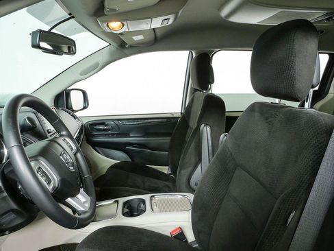 Used 2016 Dodge Grand Caravan SXT w/ UConnect Hands-Free Group FWD image 5