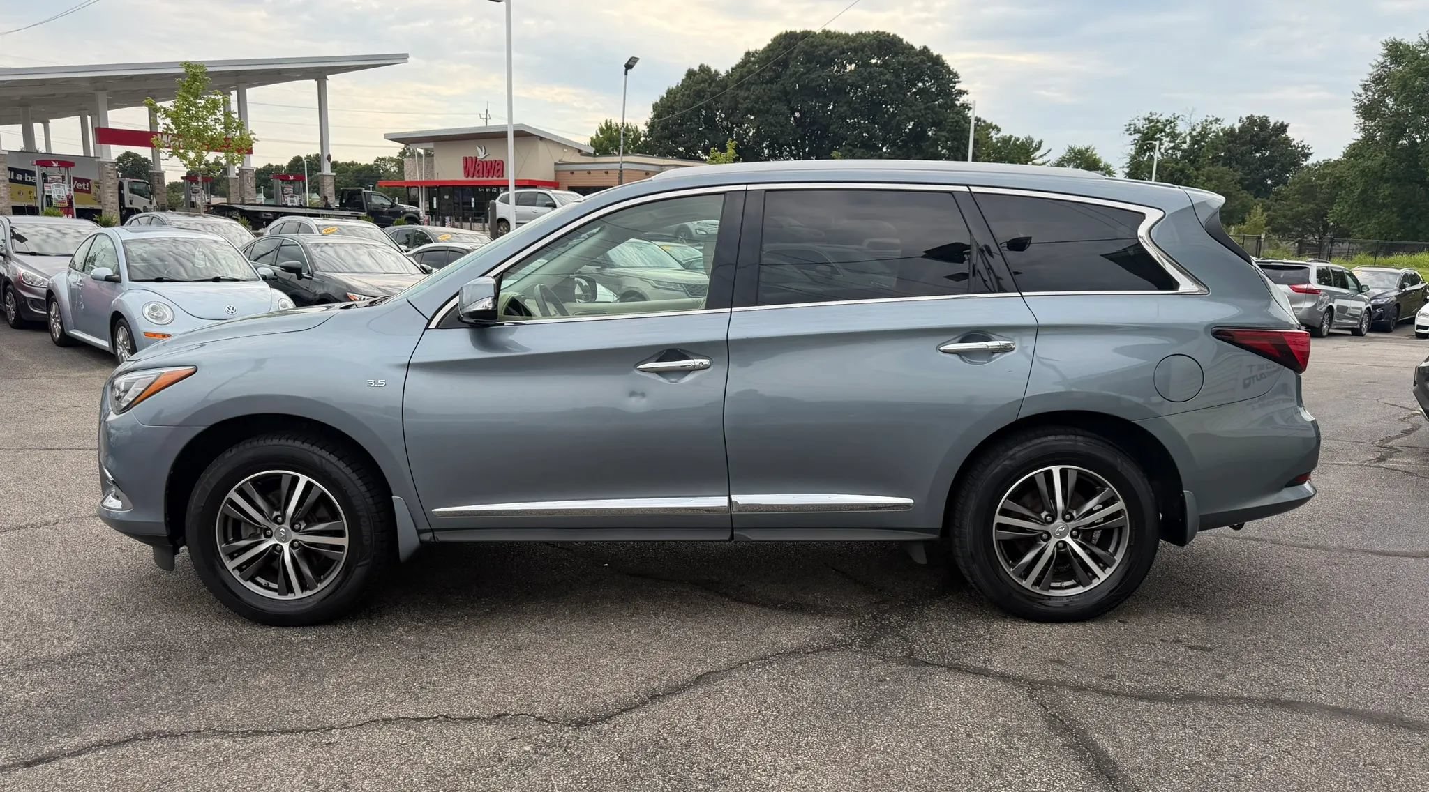 Used 2017 INFINITI QX60 Luxe w/ Premium Plus Package AWD/4WD image 2
