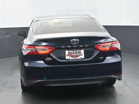 Used 2018 Toyota Camry LE image 5