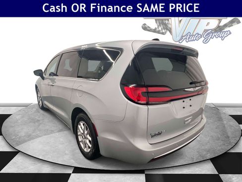 Used 2024 Chrysler Pacifica Touring-L FWD image 4