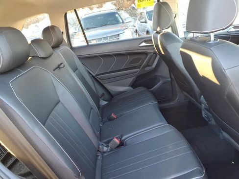 Used 2022 Volkswagen Tiguan SE w/ Panoramic Sunroof Package image 28