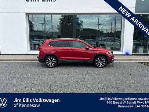 Certified 2022 Volkswagen Taos SE FWD image 1
