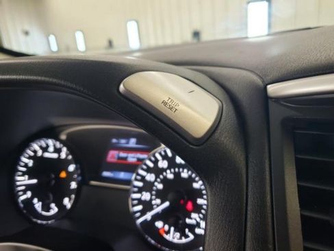 Used 2019 Nissan Pathfinder S AWD/4WD image 17