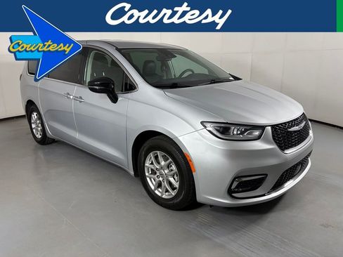 Used 2024 Chrysler Pacifica Touring-L FWD image 1