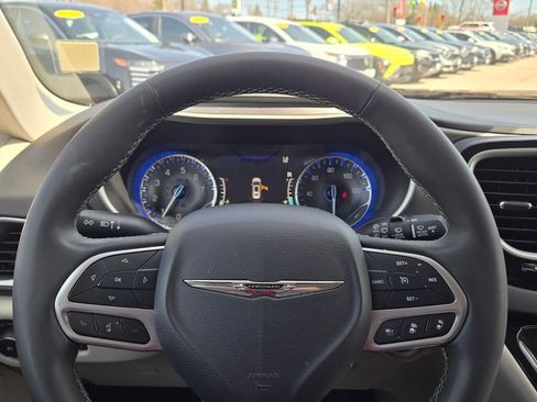Used 2023 Chrysler Pacifica Touring-L FWD image 25