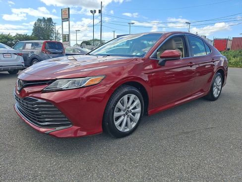 Used 2018 Toyota Camry LE FWD image 3