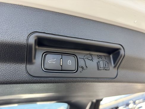 Used 2020 Ford Explorer XLT image 23