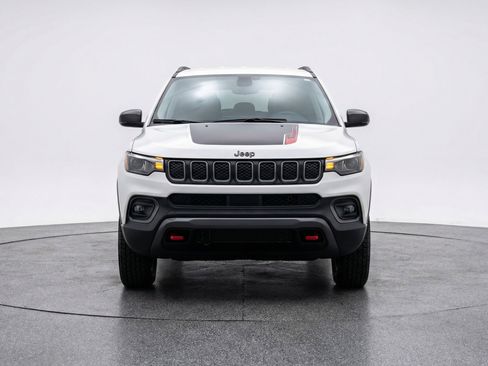 Used 2025 Jeep Compass Trailhawk AWD/4WD image 2