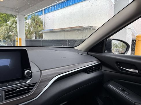 Used 2025 Nissan Altima 2.5 SV FWD image 35