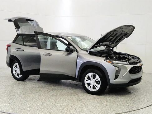 Used 2025 Chevrolet Trax LS w/ Driver Confidence Package FWD image 9