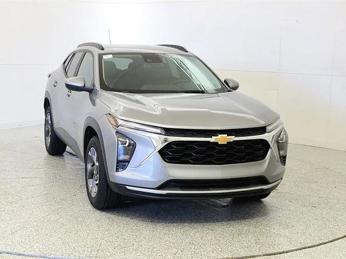 Used 2024 Chevrolet Trax LT w/ Driver Confidence Package FWD image 2
