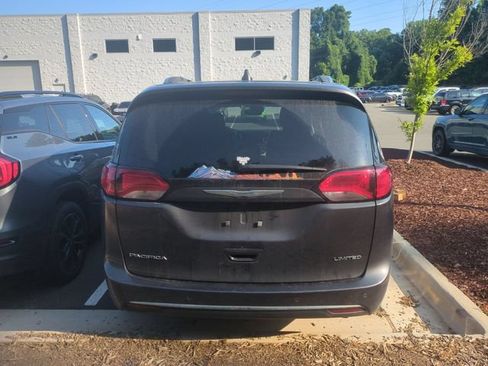 Used 2018 Chrysler Pacifica Limited w/ Tire & Wheel Group FWD image 11