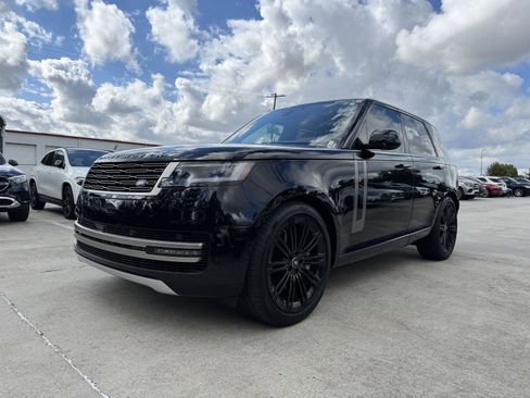 Used 2025 Land Rover Range Rover SE image 3