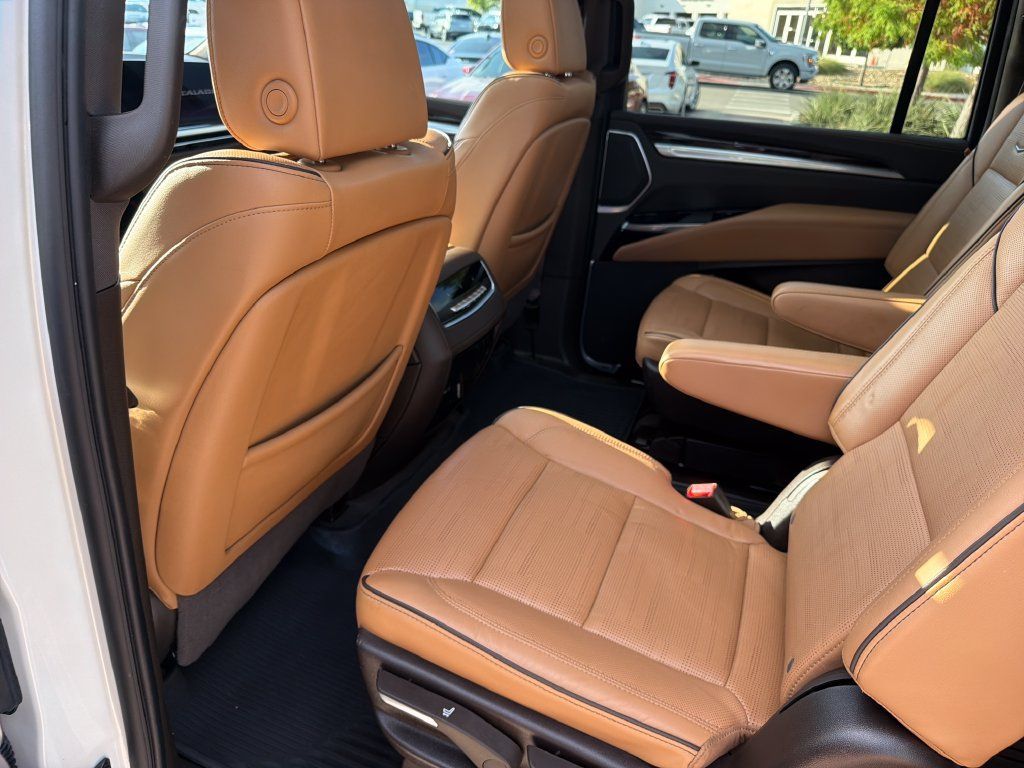 Used 2025 Cadillac Escalade ESV Premium Luxury AWD/4WD image 34