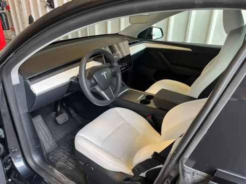 Used 2025 Tesla Model Y Long Range RWD image 9