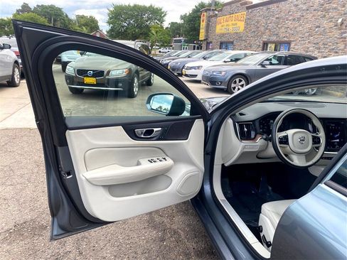 Used 2019 Volvo S60 T6 Momentum w/ Multimedia Package image 31