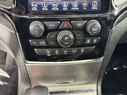 Used 2019 Jeep Grand Cherokee Limited AWD/4WD image 9