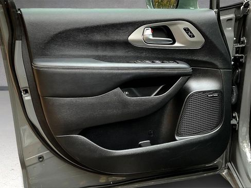 Used 2022 Chrysler Pacifica Limited w/ Uconnect Theater Family Group image 19