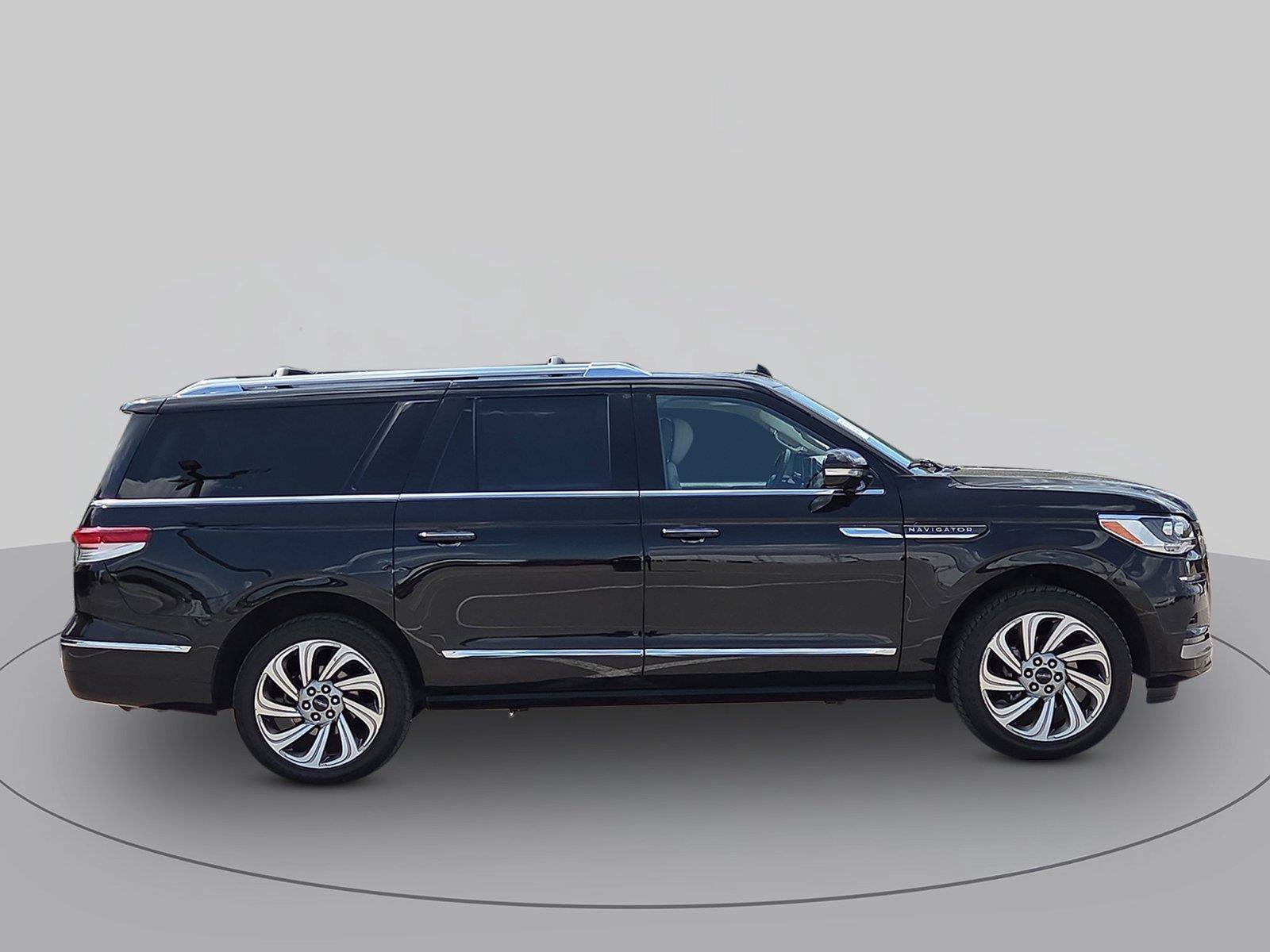 Used 2022 Lincoln Navigator L Reserve AWD/4WD image 2