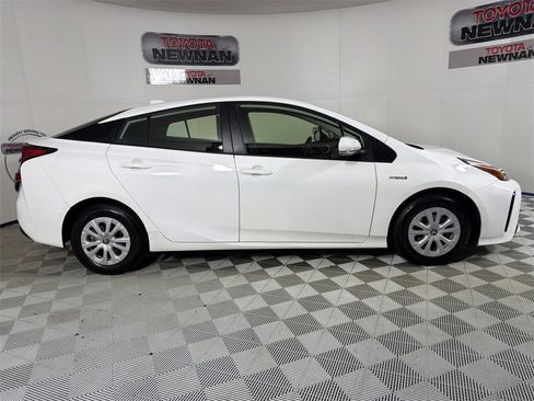 Used 2022 Toyota Prius LE image 2