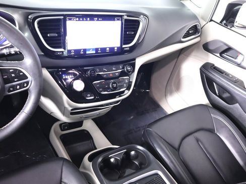 Used 2024 Chrysler Pacifica Touring-L FWD image 32