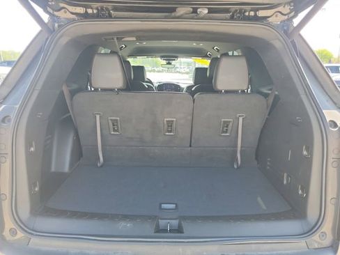 Used 2023 Chevrolet Traverse RS FWD image 8