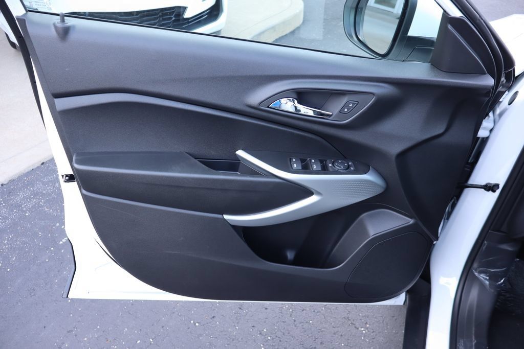 New 2026 Chevrolet Trax LS w/ LS Convenience Package FWD image 4
