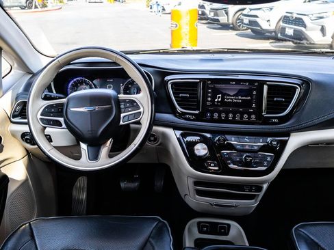 Used 2020 Chrysler Pacifica Limited FWD image 22